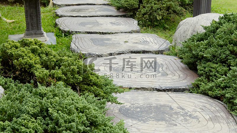 以下列举几个具有代表性的草坪养护机械品牌，供消费者参考：